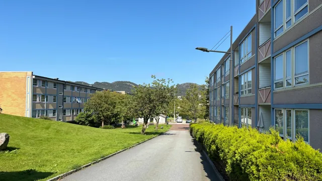 Blokkbebyggelse en sommerdag, illustrasjon til By:Ringerikes sak om gjeldstall fra Buskerud