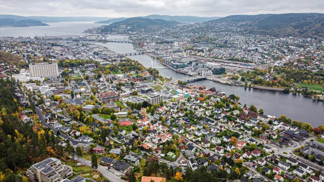 Drammen sett fra lufta, illustrasjon til Drammens Tidendes sak om gjeldss&oslash;knader