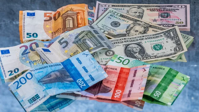 Sedler i flere valutaer, illustrasjon til Sarpsborg Arbeiderblads sak om gjeld i Sarpsborg