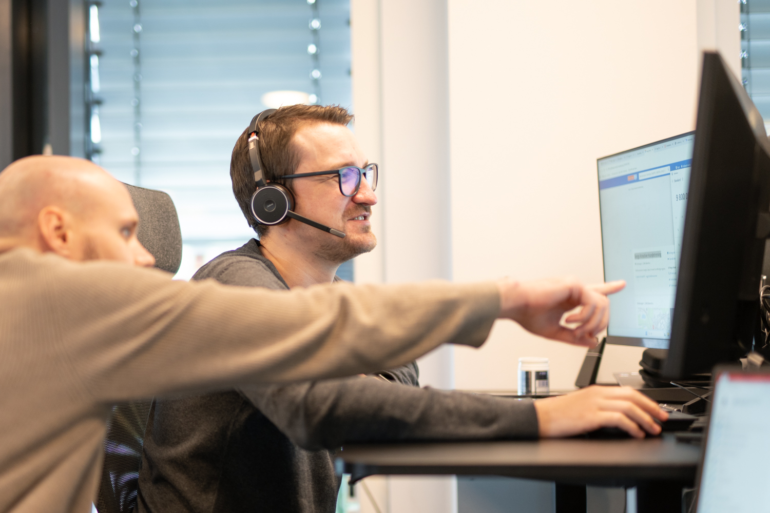 Rådgiver med headset gir uavhengig råd om refinansiering og samlegjeld